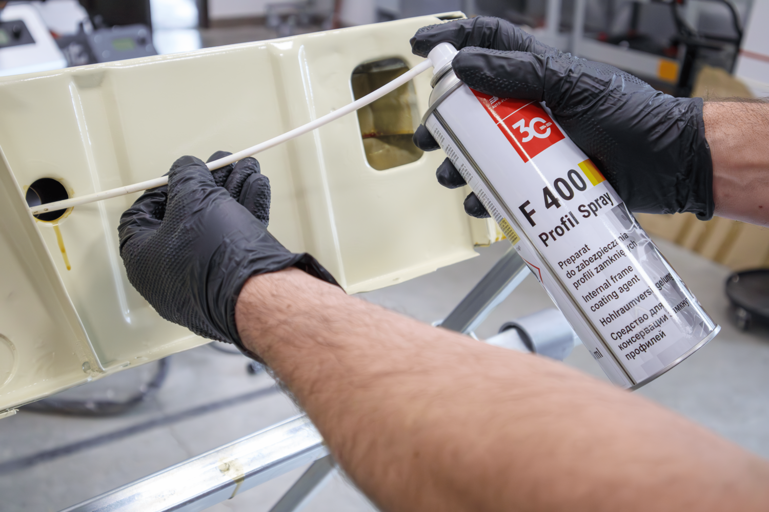 APP F400 Spray Profil Preparat do zabezpieczania profili zamkniętych. | Kolor bursztynowy |Spray