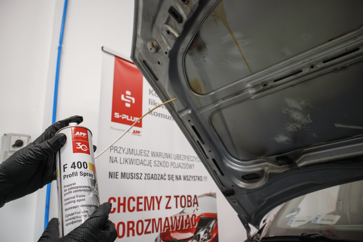APP F400 Spray Profil Preparat do zabezpieczania profili zamkniętych. | Kolor bursztynowy |Spray